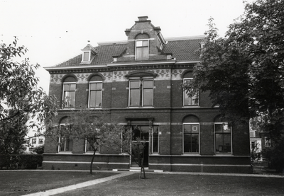 168723 Gezicht op het kantoorgebouw van de Hoofdwerkplaats van de N.S. te Haarlem.